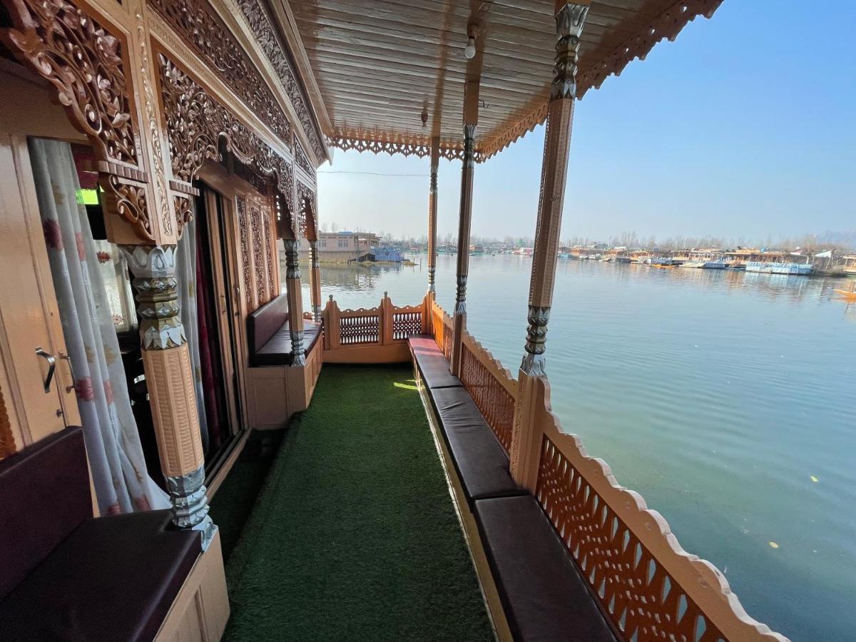 Srīnagar Floating Young Gulshan Houseboat מראה חיצוני תמונה