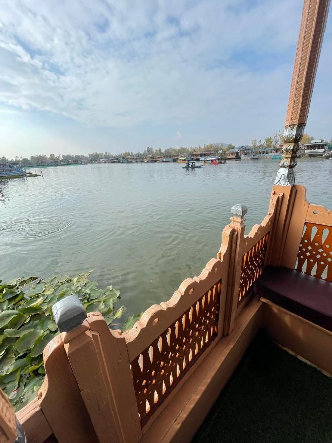 Srīnagar Floating Young Gulshan Houseboat מראה חיצוני תמונה