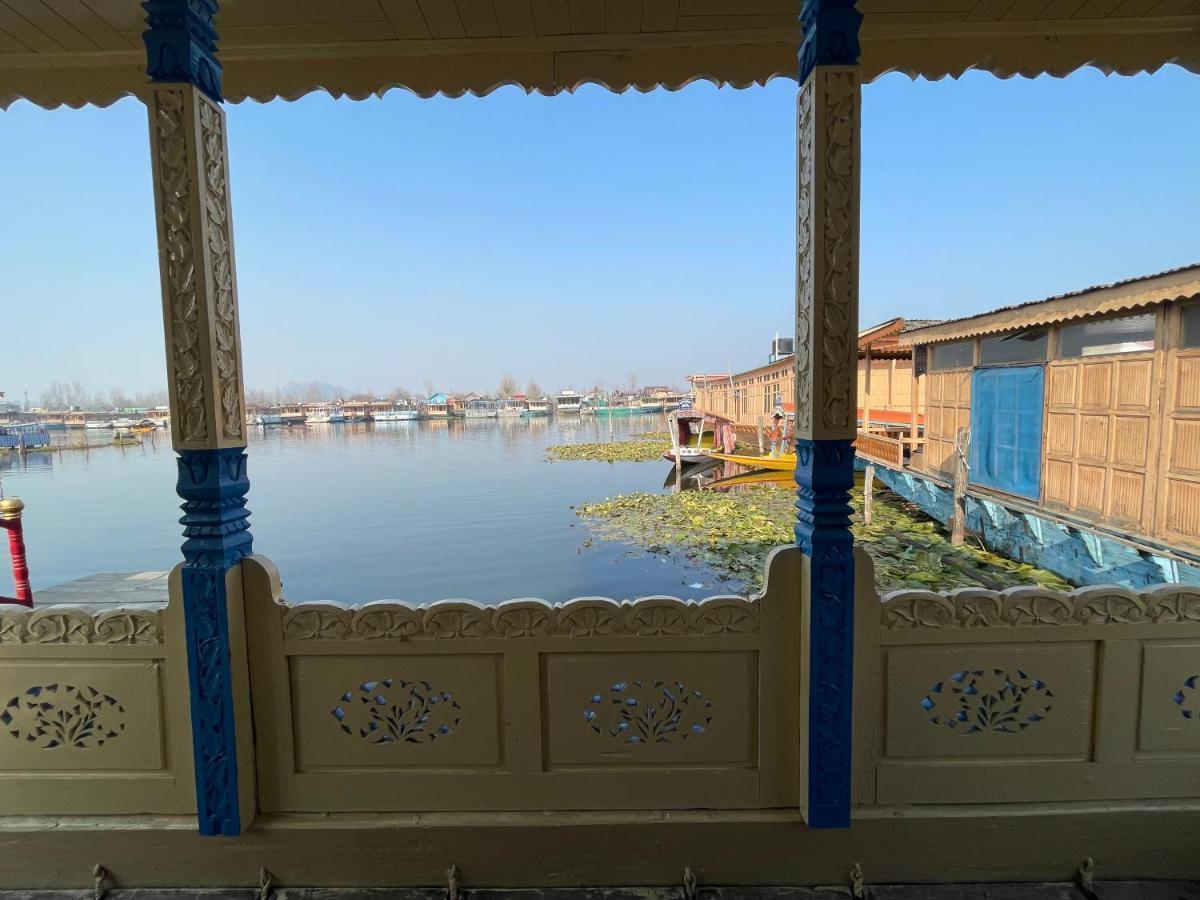 Srīnagar Floating Young Gulshan Houseboat מראה חיצוני תמונה