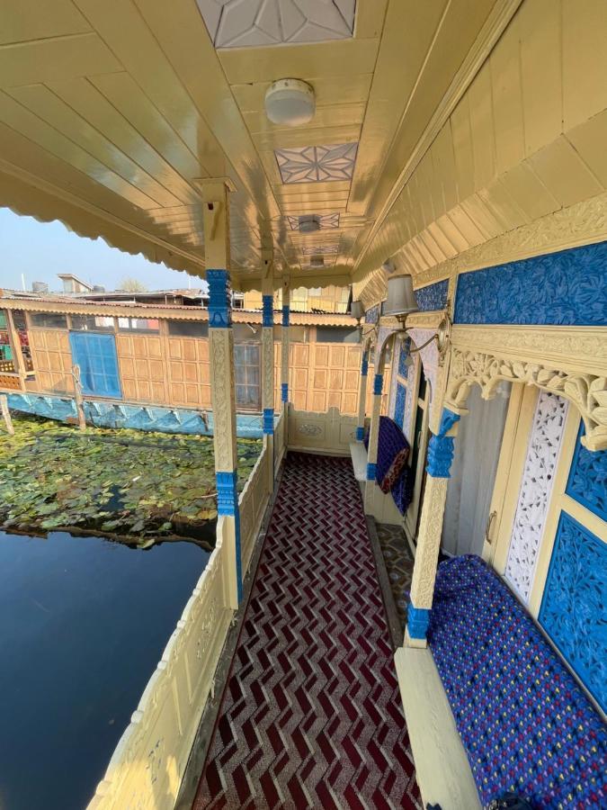 Srīnagar Floating Young Gulshan Houseboat מראה חיצוני תמונה