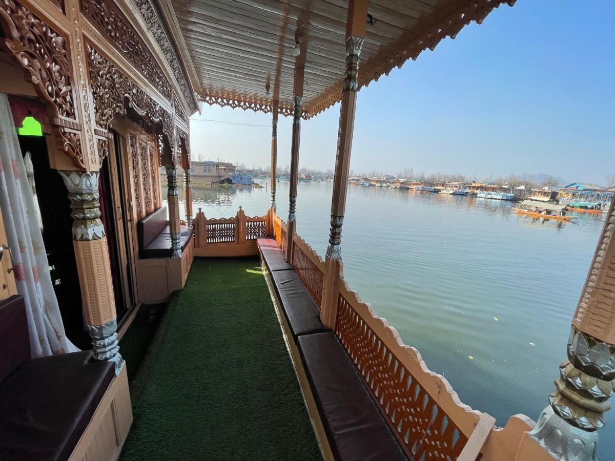 Srīnagar Floating Young Gulshan Houseboat מראה חיצוני תמונה