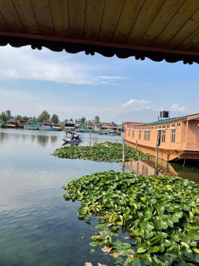 Srīnagar Floating Young Gulshan Houseboat מראה חיצוני תמונה