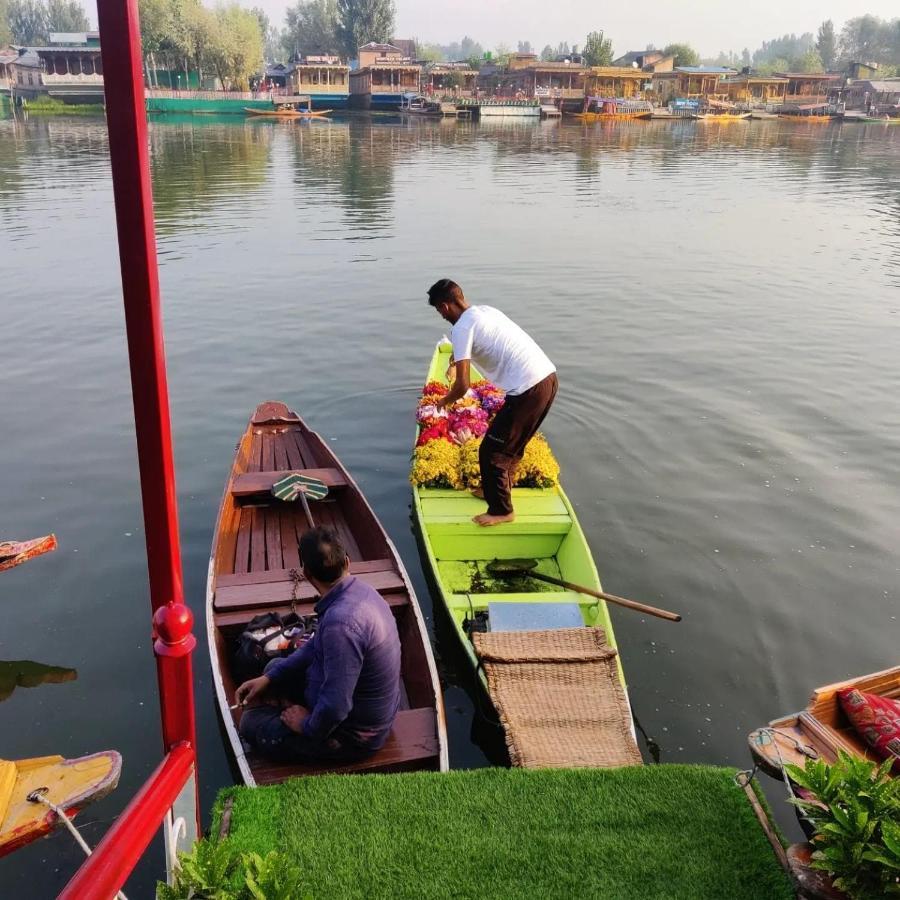 Srīnagar Floating Young Gulshan Houseboat מראה חיצוני תמונה